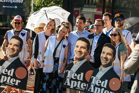 Petteri Orpo, Ted Apter ja Ted Apterin vaalitiimi kampanjoivat Narinkkatorilla Helsingin Kampissa