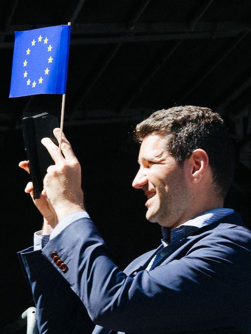 Ted Apter pitää EU-lippua ja ottaa kuvaa sosiaaliseen mediaan