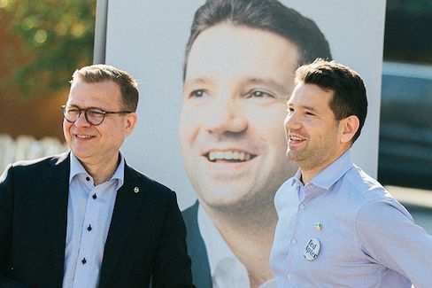 Petteri Orpo kampanjoi Ted Apterin puolesta Narinkkatorilla Helsingin Kampissa