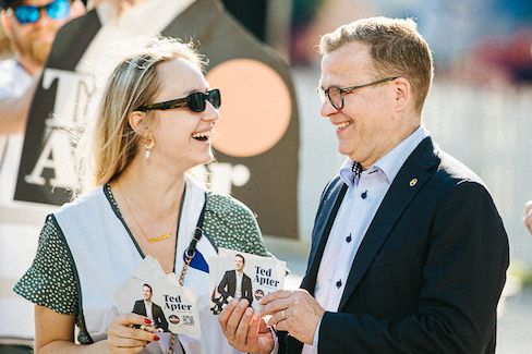 Ted Apterin kampanjapäällikkö Julia Liljegren ja pääministeri Petteri Orpo nauravat kampanjoidessa